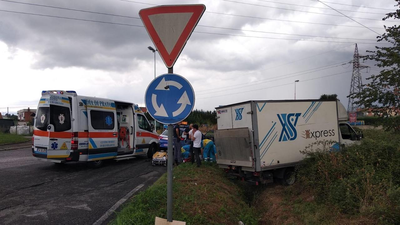 Il furgone finito nel fosso lungo il viale XVI Aprile