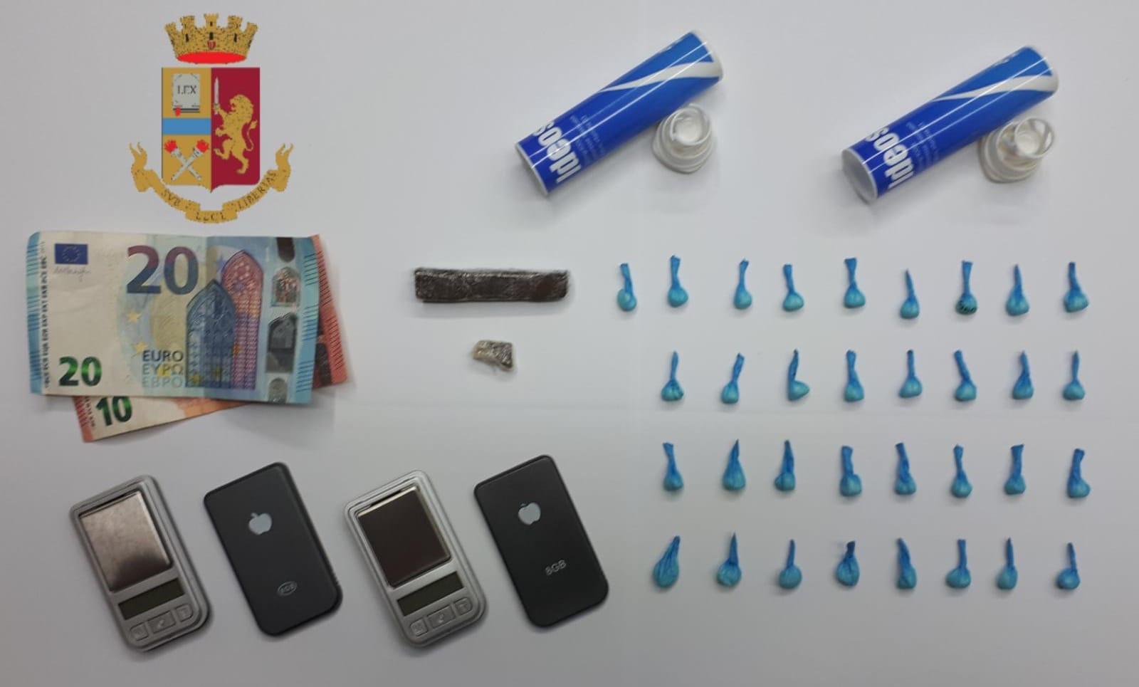 Postazione di spaccio con sedia davanti al Brotzu, arrestato