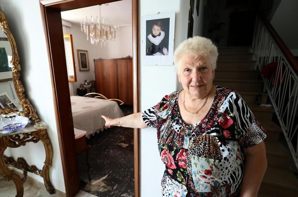 Lina Piccioni nel punto in cui si trovava uno dei ladri, a pochi passi dal letto (Foto Agenzia Carlo Sestini)