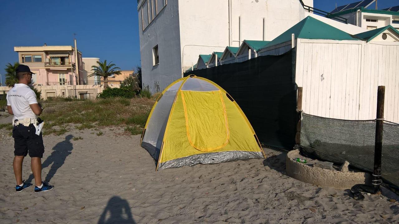 Coppia campeggia per una notte sulla spiaggia del Poetto: sveglia con 400 euro di multa