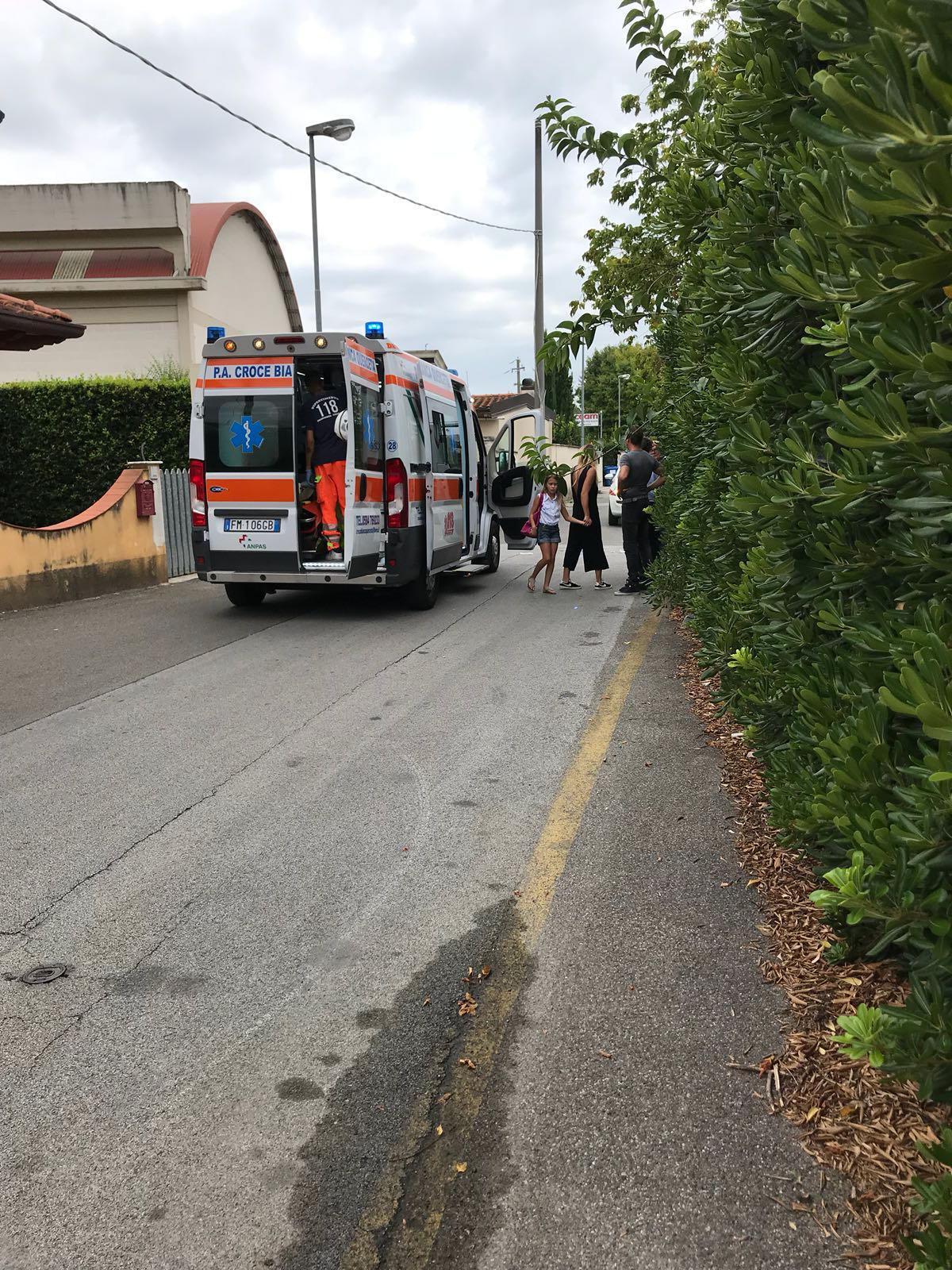 Colpito dallo specchietto di un’auto: grave bimbo