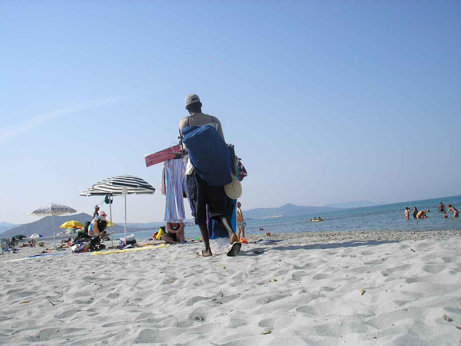 Sepolta sotto la sabbia la merce da vendere in spiaggia: scoperta e sequestrata