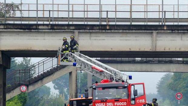 Un intervento dei pompieri al ponte sulla tangenziale (foto Gori)