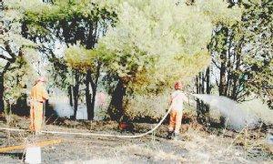 Un’operazione di spegnimento di un incendio scatta il periodo a rischio in tutta la provincia