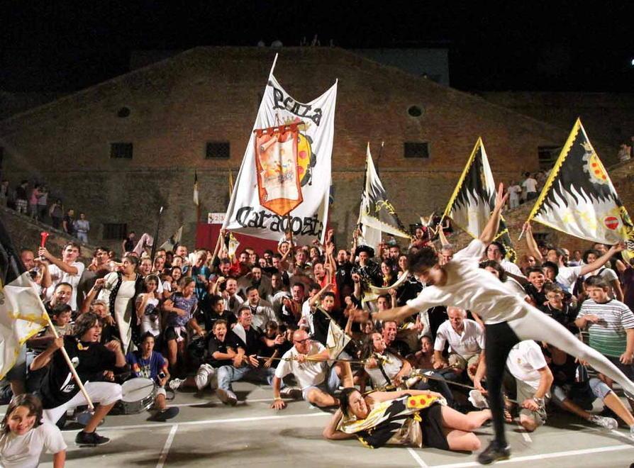 Arte, chiarine e trionfi Porta Caracosta a caccia del tredicesimo cencio 