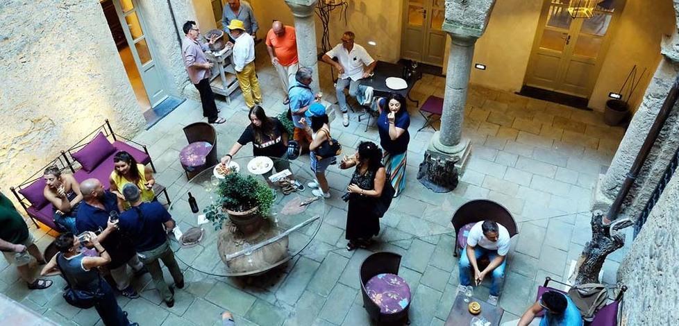 Creta e terracotta, personale di Rappelli al resort di Pontebosio 