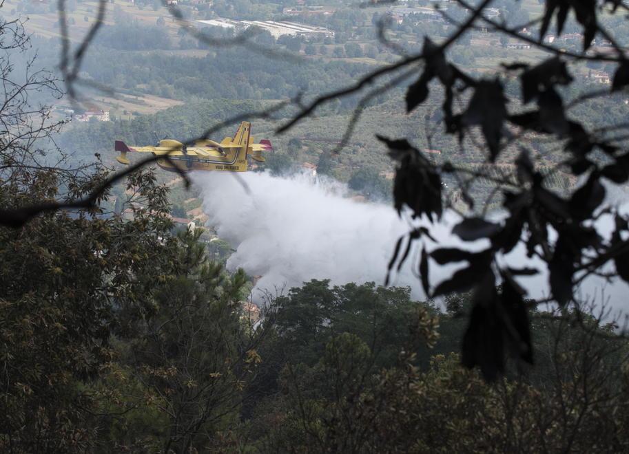 Fiamme sui Monti Pisani In fumo 10 ettari di bosco 