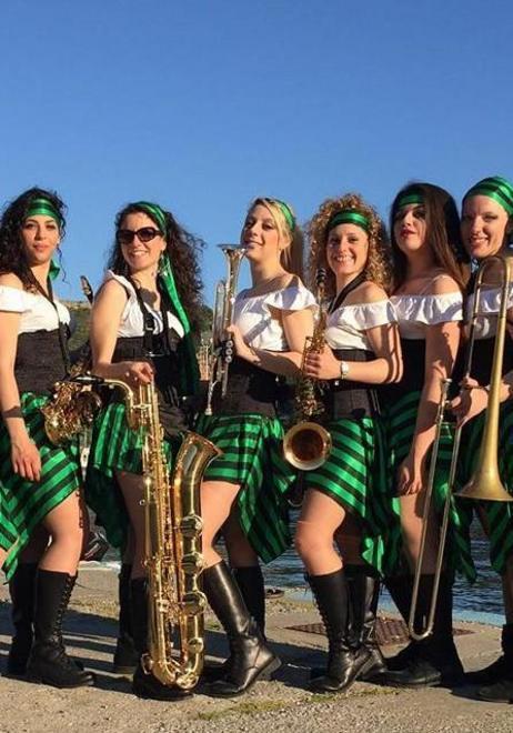 Festa di fine estate con piatti tradizionali e la Girlesque streetband 