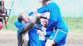 Giocatori del Montescudaio in festa dopo un gol