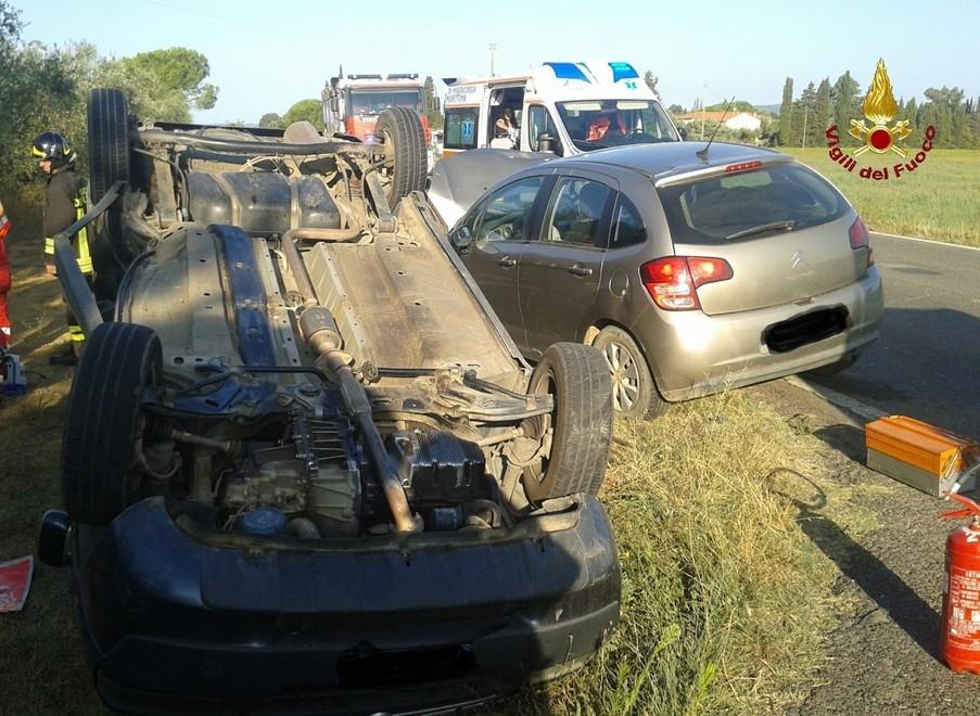 Sbanda con l’auto e si ribalta nel campo È ricoverata a Siena 
