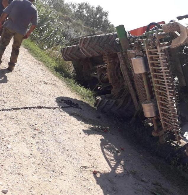 Macchina agricola si ribalta fuori strada