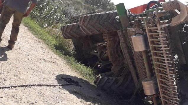 Macchina agricola si ribalta fuori strada