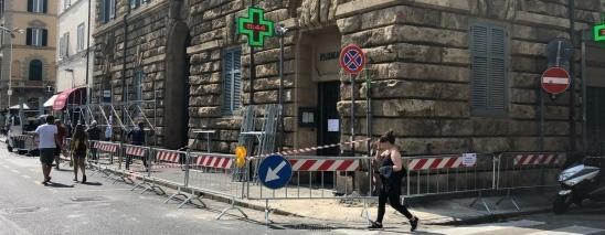 Piazza Attias giù calcinacci marciapiede transennato