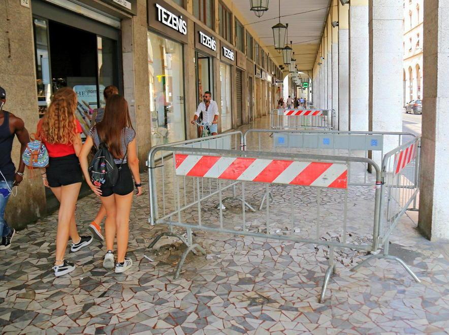 Via Grande diventa una pista per la corsa a ostacoli
