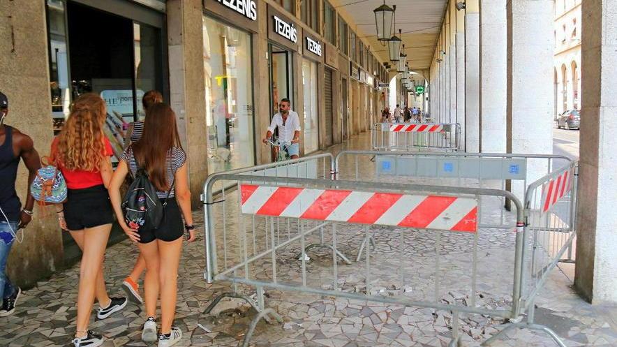 Via Grande diventa una pista per la corsa a ostacoli