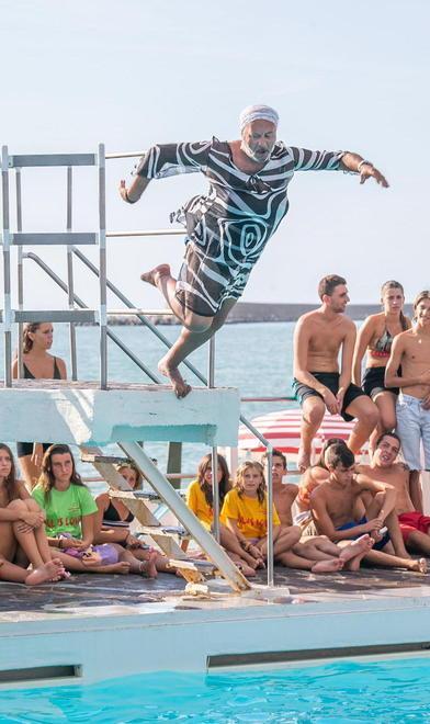 Tuffi comics dal trampolino tra risate, maschere e costumi 