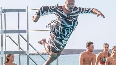 Tuffi comics dal trampolino tra risate, maschere e costumi