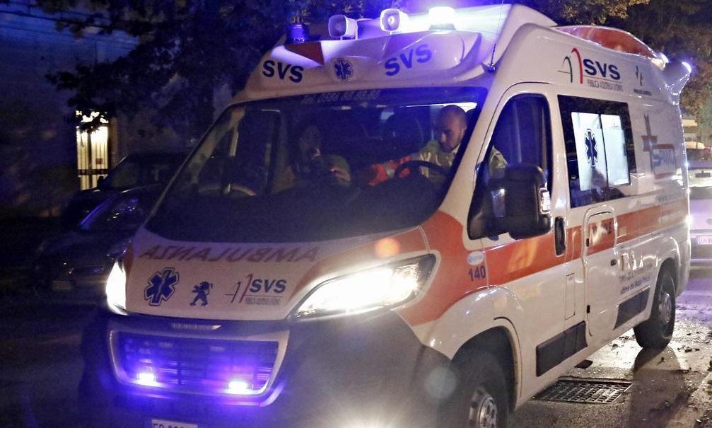 Giovane accoltellato nella notte davanti alla stazione