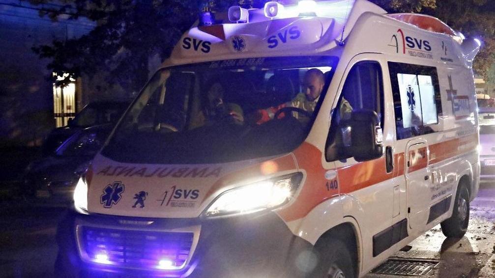 Giovane accoltellato nella notte davanti alla stazione