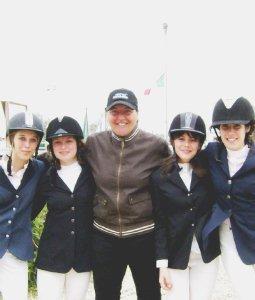 Vanessa Malventi col suo cavallo e sotto Linda Vanni l’allenatrice