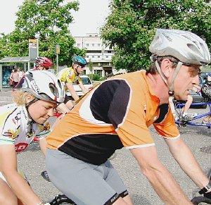 Un momento della corsa con i partecipanti in tandem