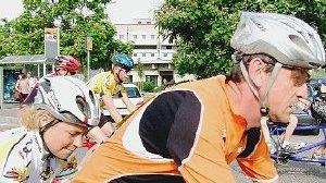 Un momento della corsa con i partecipanti in tandem