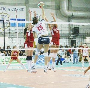 Santi Francalanza è il nuovo direttore tecnico del Team Volley Prato; in alto un’azione di pallavolo