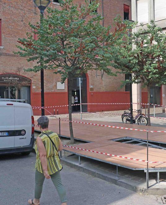 Vetrine, luci e negozi più belli Piazza Gobetti torna a vivere 