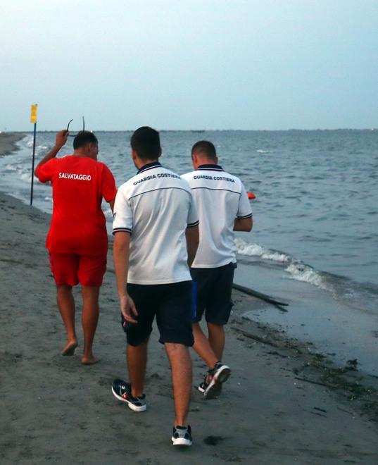 Sventola bandiera bianca Olio rimosso, il mare è pulito 