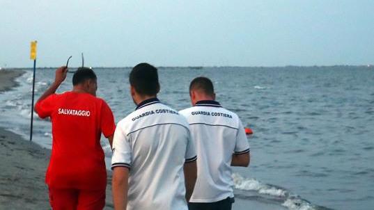 Sventola bandiera bianca Olio rimosso, il mare è pulito