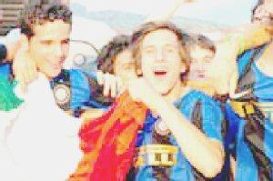 Belloni al centro della foto con il numero 10 mentre festeggia lo scudetto