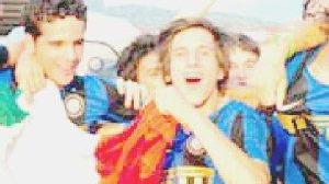 Belloni al centro della foto con il numero 10 mentre festeggia lo scudetto