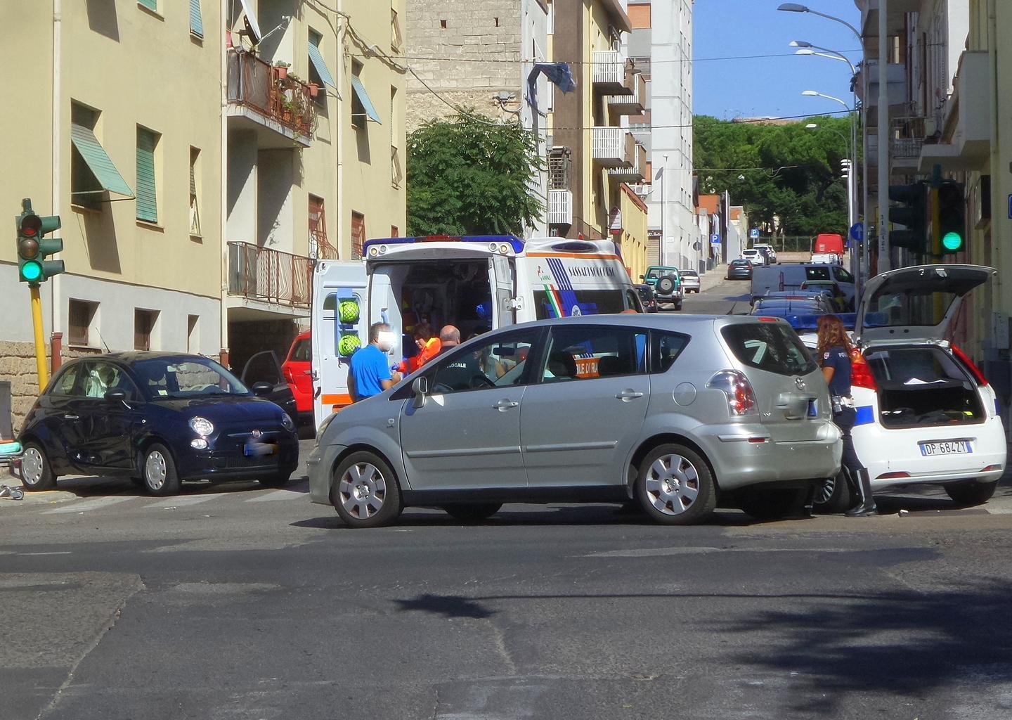 Scontro tra due auto all’incrocio per una mancata precedenza 