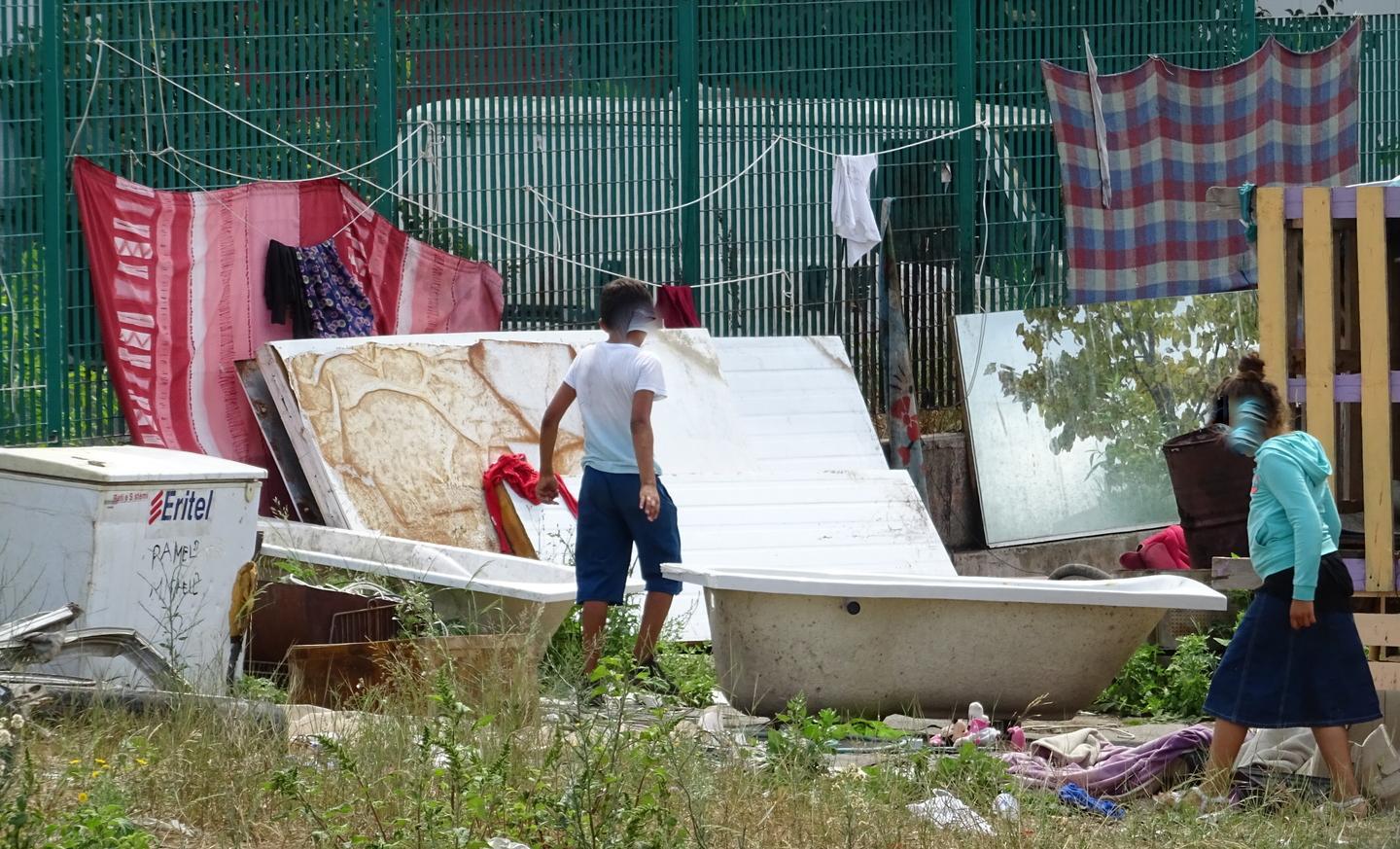 Sassari, l’odio e gli insulti ai rom costano cari 