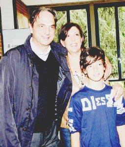 Di fianco Cenni e famiglia al seggio A destra Carlesi con moglie e figlia