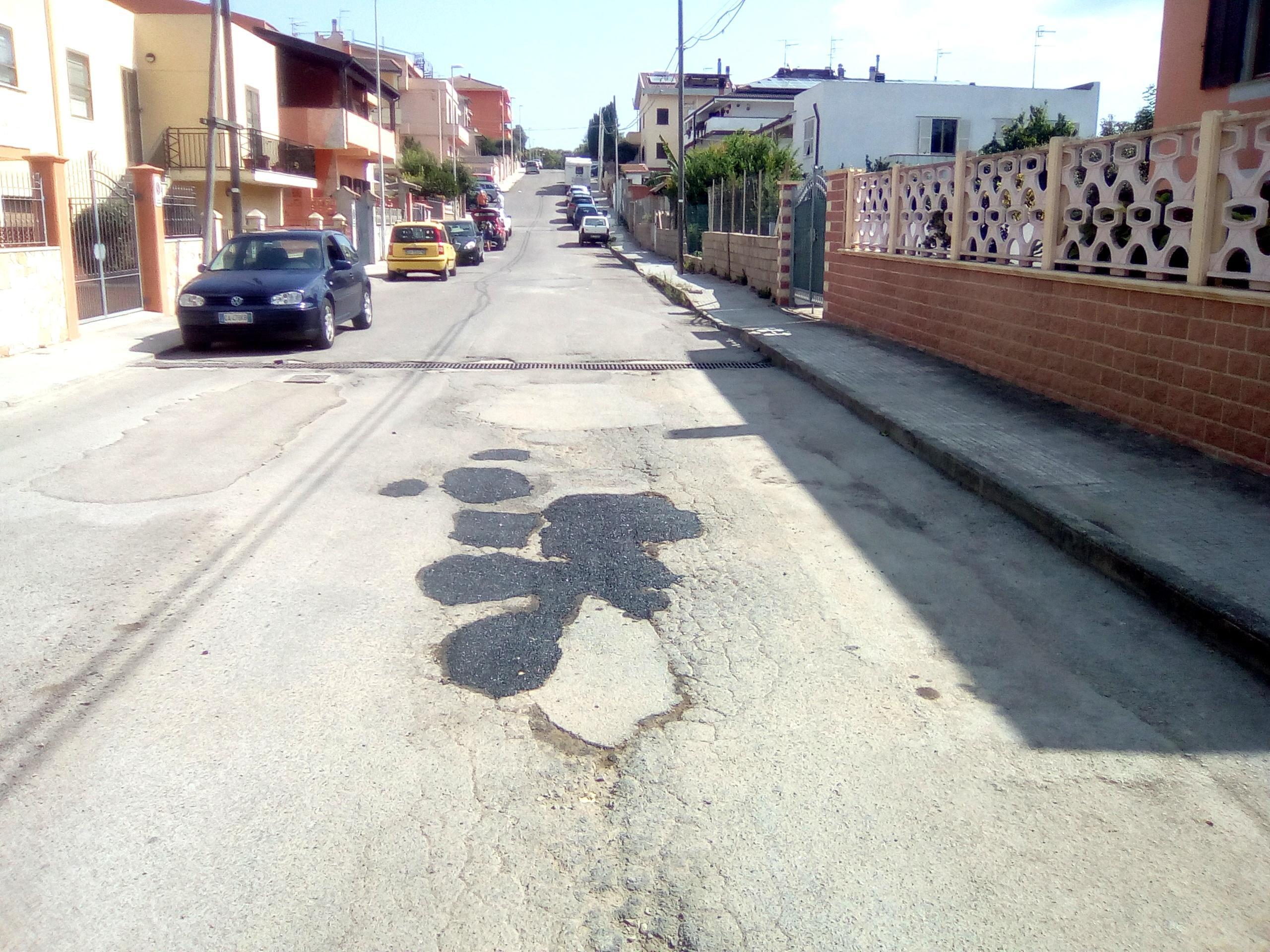 Le buche riparate in via delle Ginestre a Serra li Pozzi 