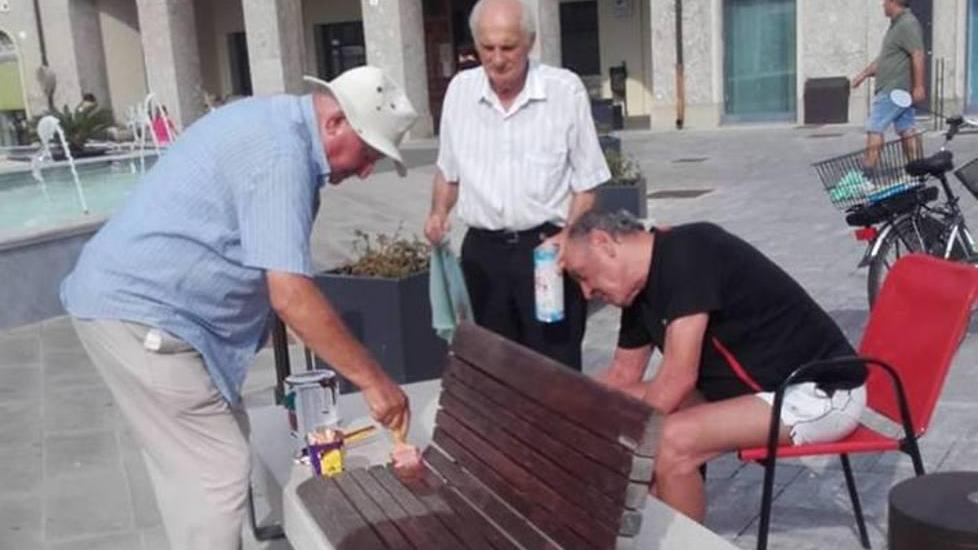 Due mani di vernice per abbellire la piazza di Codigoro