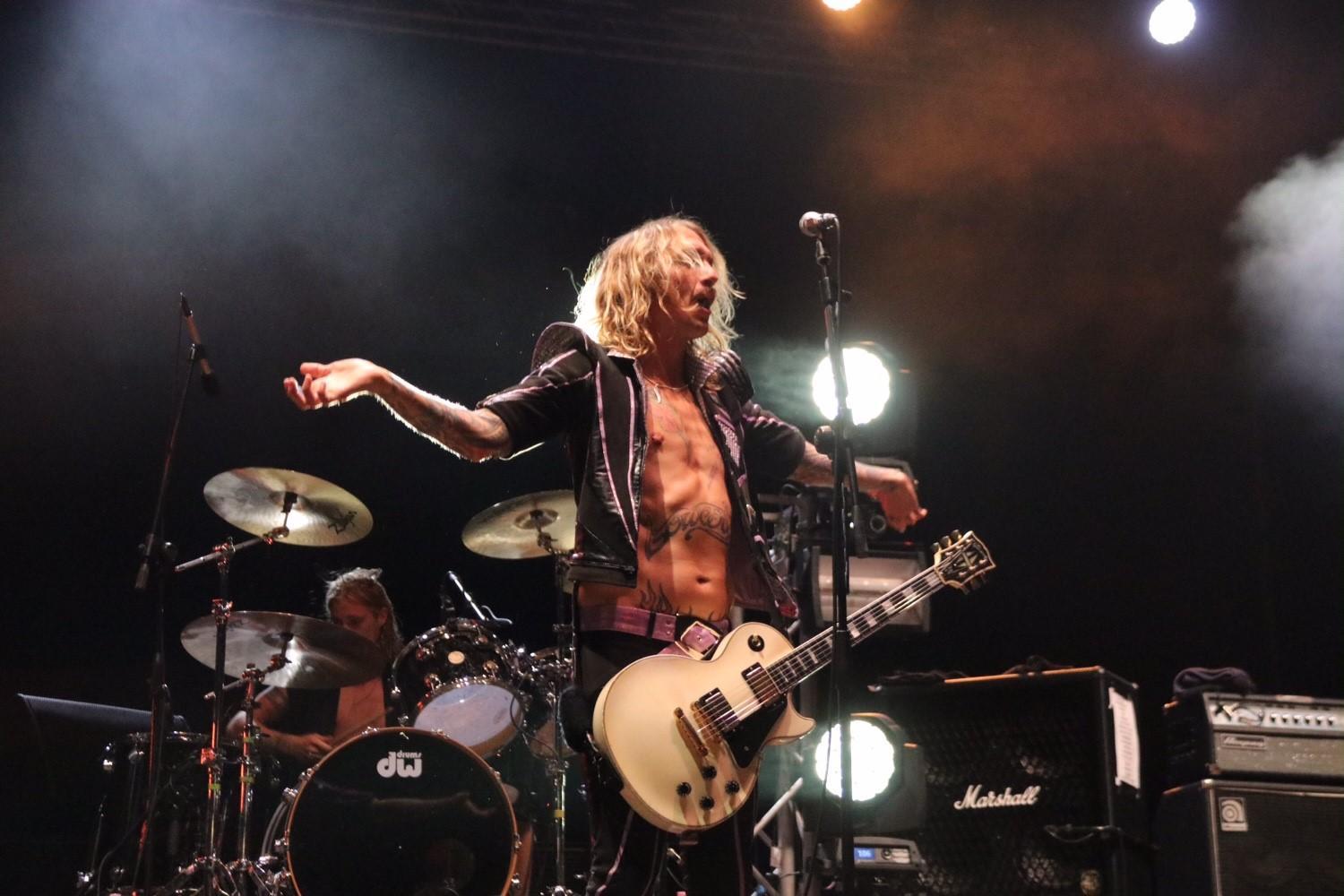 Il frontman dei Darkness sul palco di piazza del Duomo (foto Batavia)
