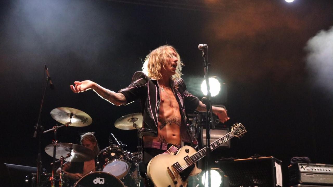 Il frontman dei Darkness sul palco di piazza del Duomo (foto Batavia)