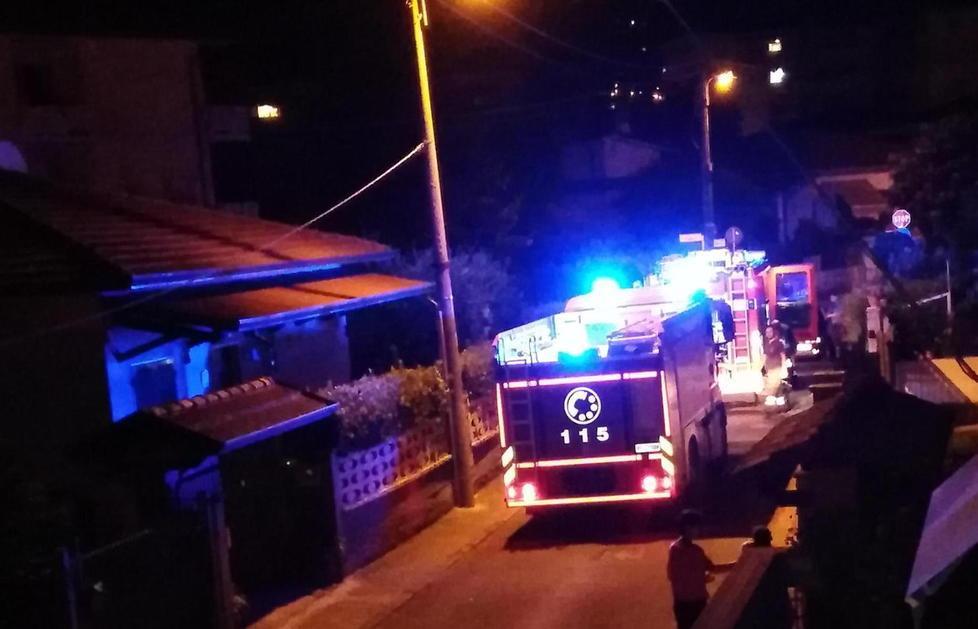 Dorme in casa con le fiamme, lo salva vigile fuori servizio portandolo fuori sulle spalle
