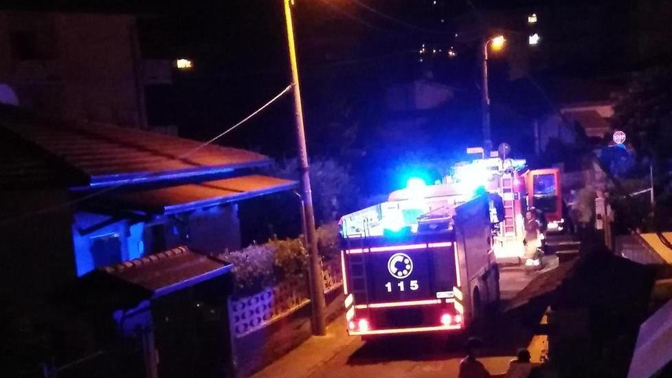 Dorme in casa con le fiamme, lo salva vigile fuori servizio portandolo fuori sulle spalle