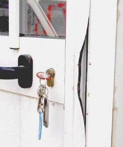 Il particolare della porta di ingresso all’ufficio del cantiere divelto dai vandali-sabotatori e, nell’altra foto una veduta generale del cantiere dove la ditta che ha vinto l’appalto tiene i mezzi