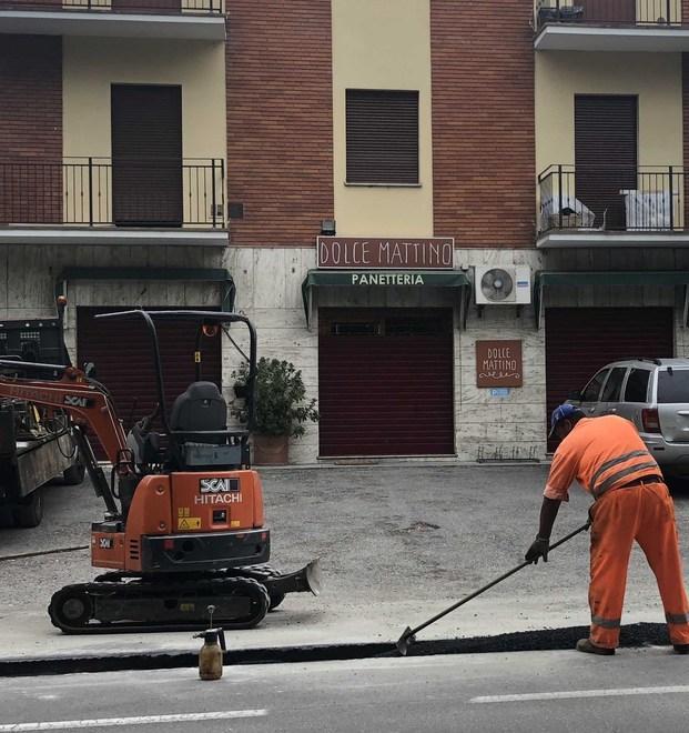 Reggio Emilia, il cantiere blocca i negozi «Non ci hanno avvertiti» 