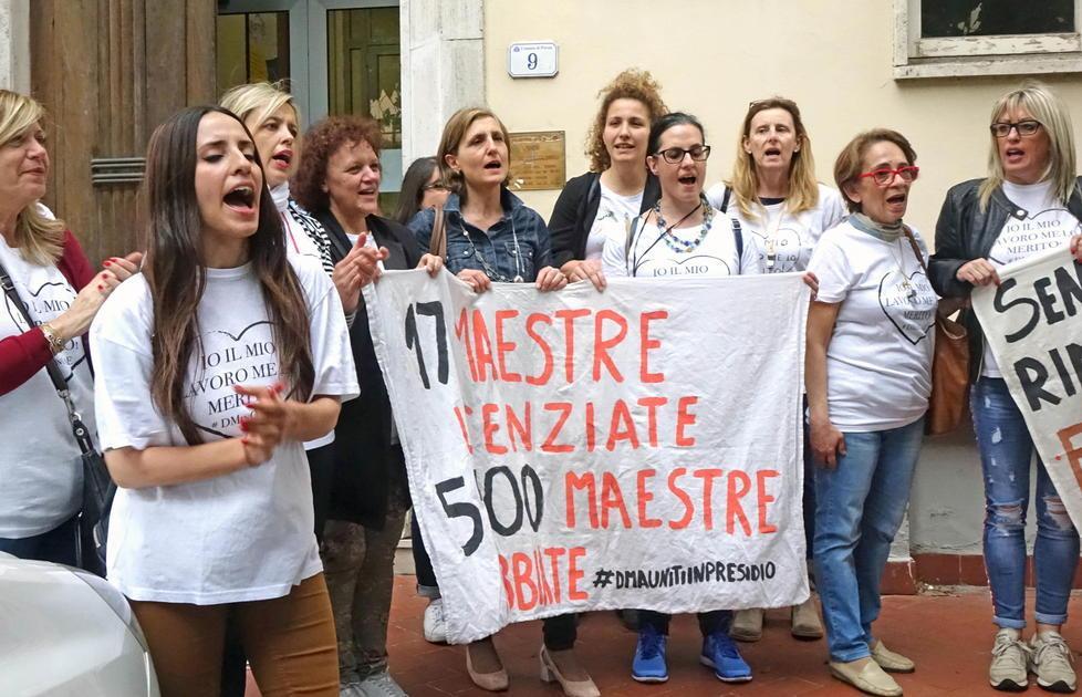 La protesta delle maestre licenziate lo scorso maggio davanti all’Ufficio scolastico provinciale