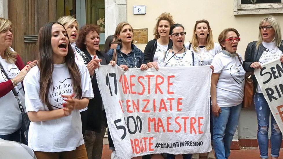 La protesta delle maestre licenziate lo scorso maggio davanti all’Ufficio scolastico provinciale