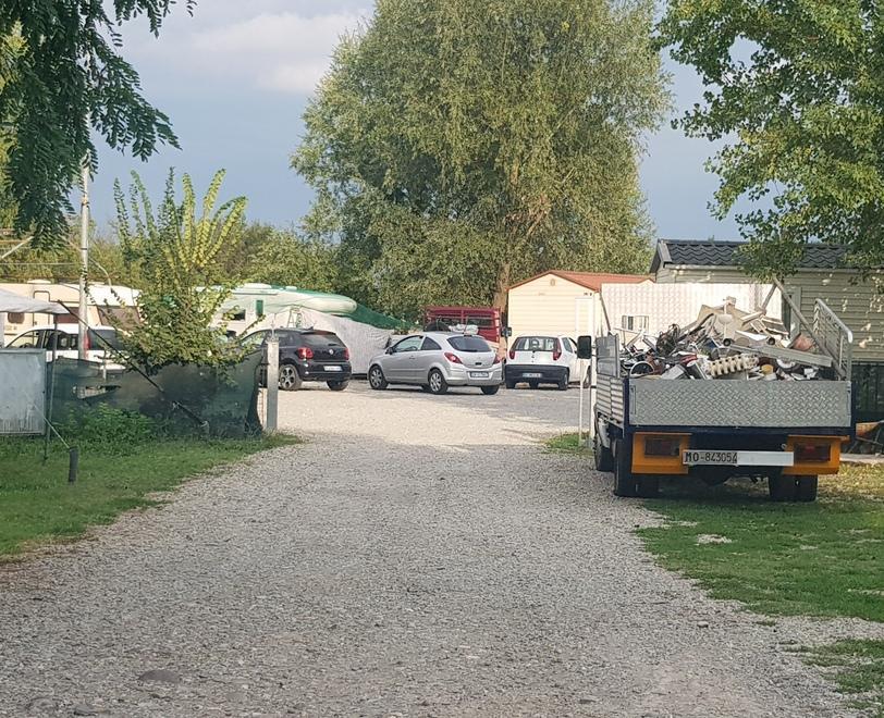 Modena. Ruba pannelli da tetto e poi li installa nella sua area nomadi 