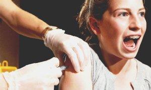 Una ragazza si sottopone alla vaccinazione contro il tumore al collo dell’utero