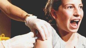 Una ragazza si sottopone alla vaccinazione contro il tumore al collo dell’utero