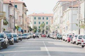 In viale Risorgimento si parcheggia dappertutto: sui marciapiedi e alle fermate dei bus