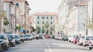 In viale Risorgimento si parcheggia dappertutto: sui marciapiedi e alle fermate dei bus